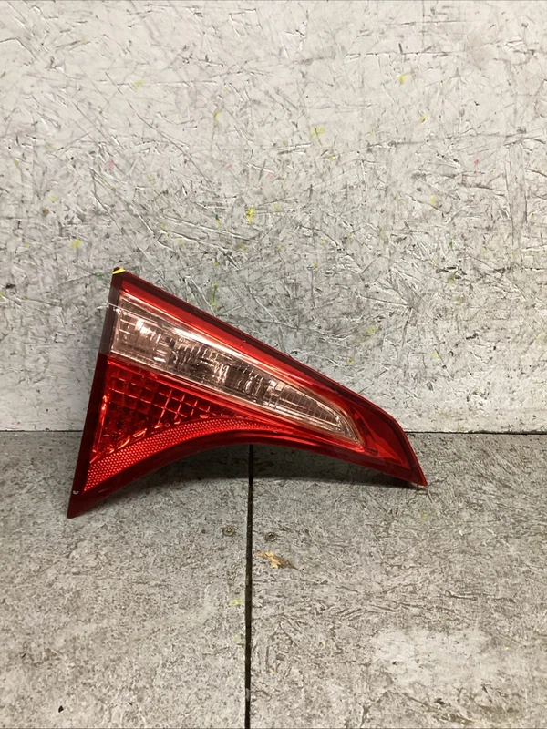 2017-2019 TOYOTA COROLLA REAR LEFT LH DRIVER SIDE INNER TAIL LIGHT LAMP OEM