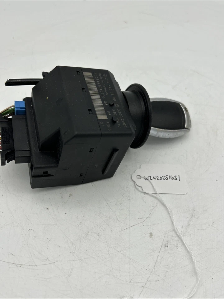 03-09 Mercedes W209 CLK500 Ignition Switch Module with Key 2095450908 - Image 4 of 4