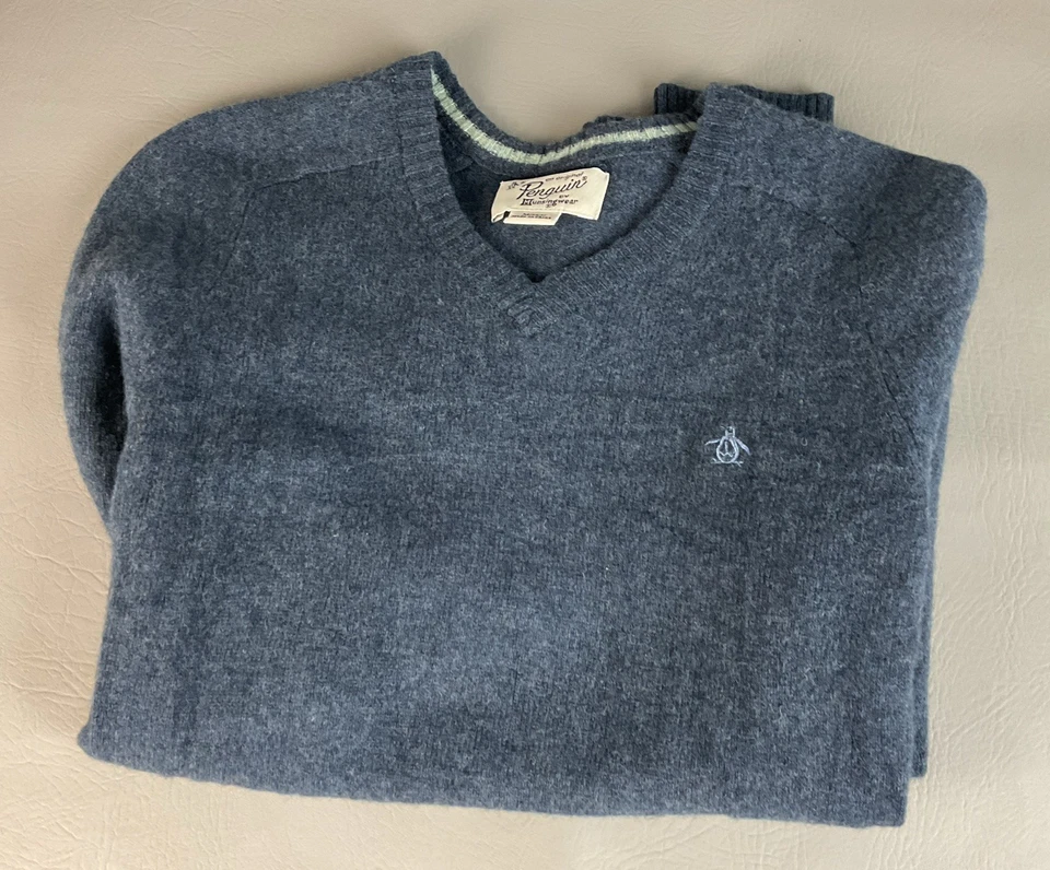 Suéter Original Penguin Munsingwear Mediano Para Hombre Cuello en V Azul Logo Clásico Foto 3 de 4