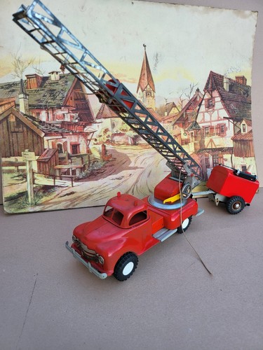 Tin toy 1956 GAMA-W. Germany friction FIRE DEPT. LADDER TRUCK WITH TRAILER good. - Imagen 7 de 24