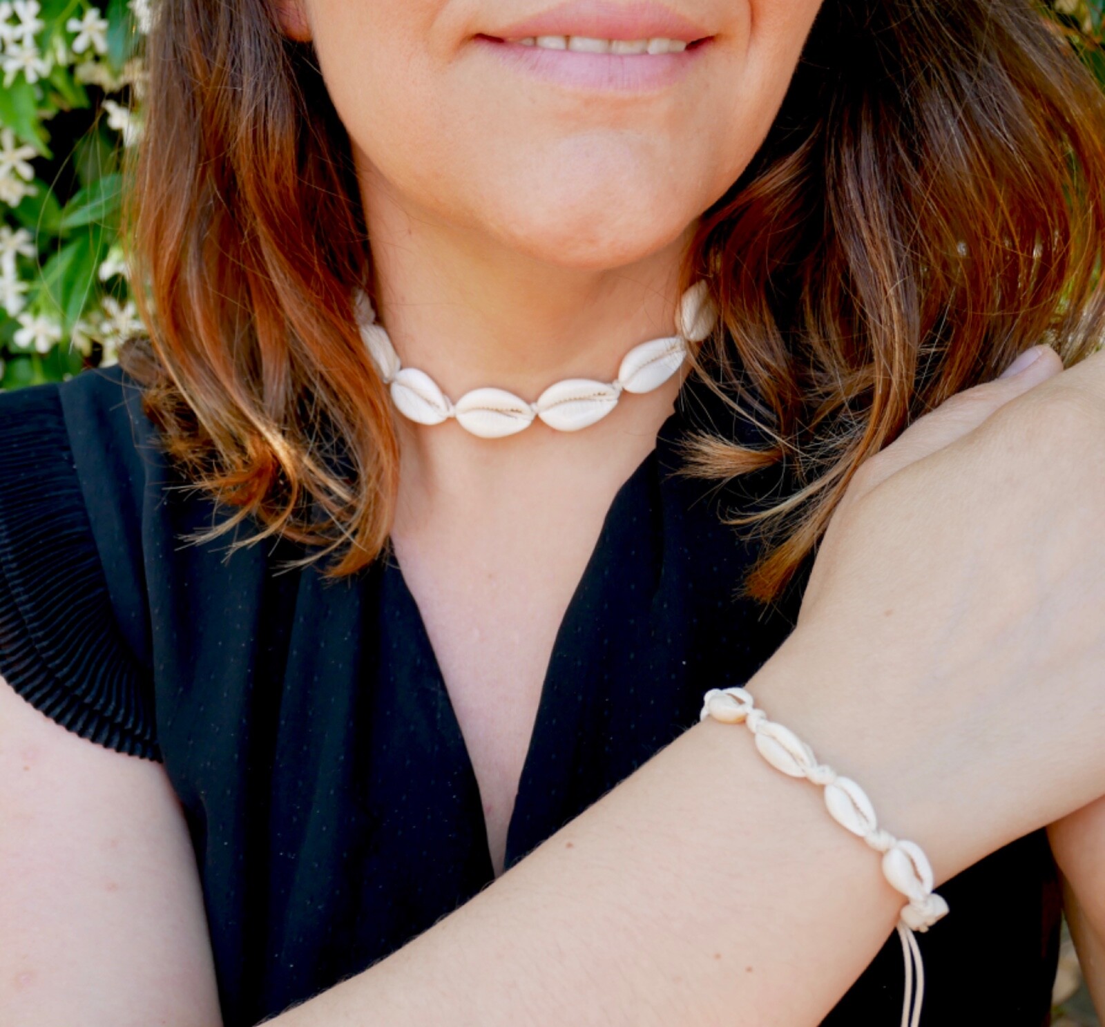 Collier et bracelet Cauris beige : l'ensemble parfait pour la plage