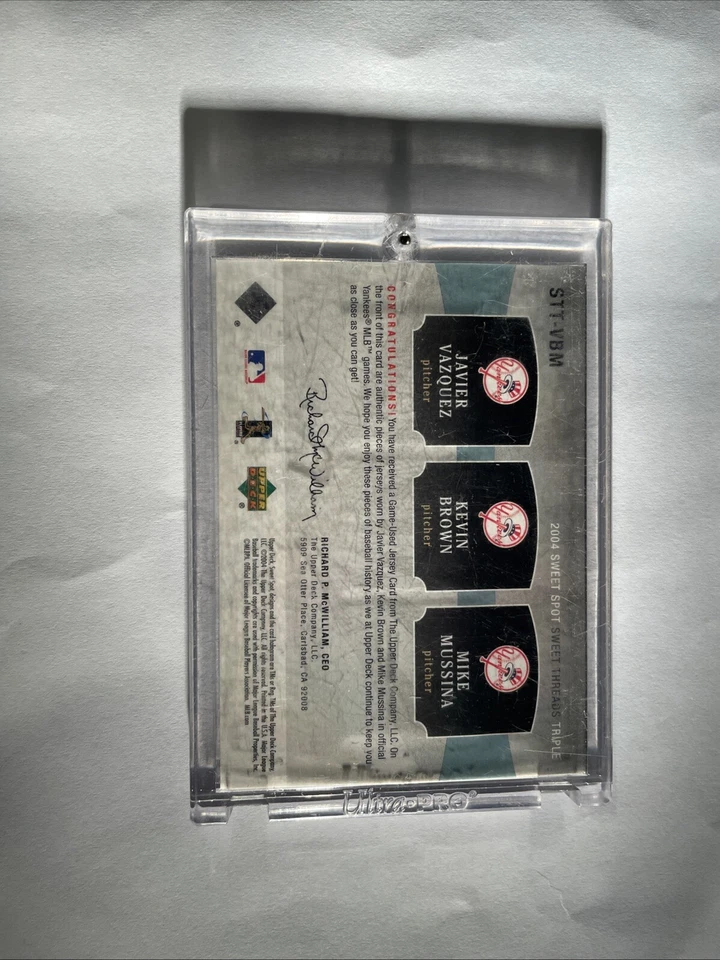 Javier Vazquez、Kevin Brown 和 Mike Mussina 2004 Upper Deck 球衣卡 — 第 2/2 张图片