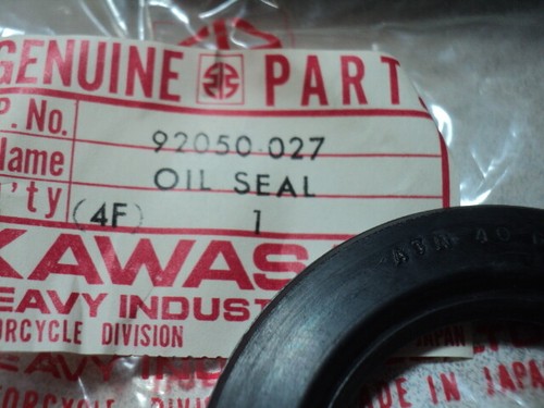 1969-2019 KAWASAKI Z1 H1 H2 KH ZX ZR KZ VN REAR HUB OIL SEAL NOS OEM 92050-027 - Picture 2 of 4