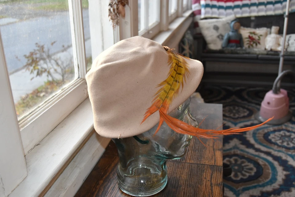 Sombrero Cloche Glenover Vintage Años 50 HENRY POLLAK Beige Lana Marrón Plumas 6.25"" Foto 3 de 4