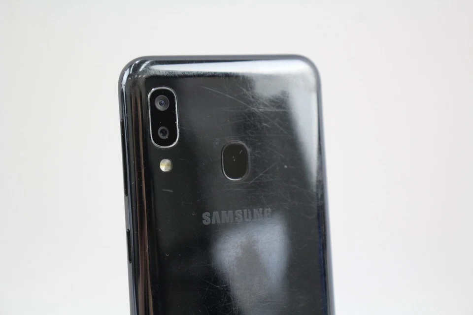 Samsung Galaxy A20e (Unlocked) 32GB Black Grade C Boxed - Image 3 of 4