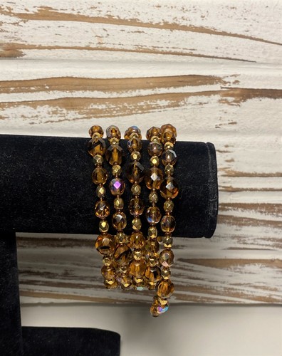 Bonita pulsera envuelta en alambre de memoria con cuentas facetadas de piedra de vidrio color ámbar - Imagen 4 de 5