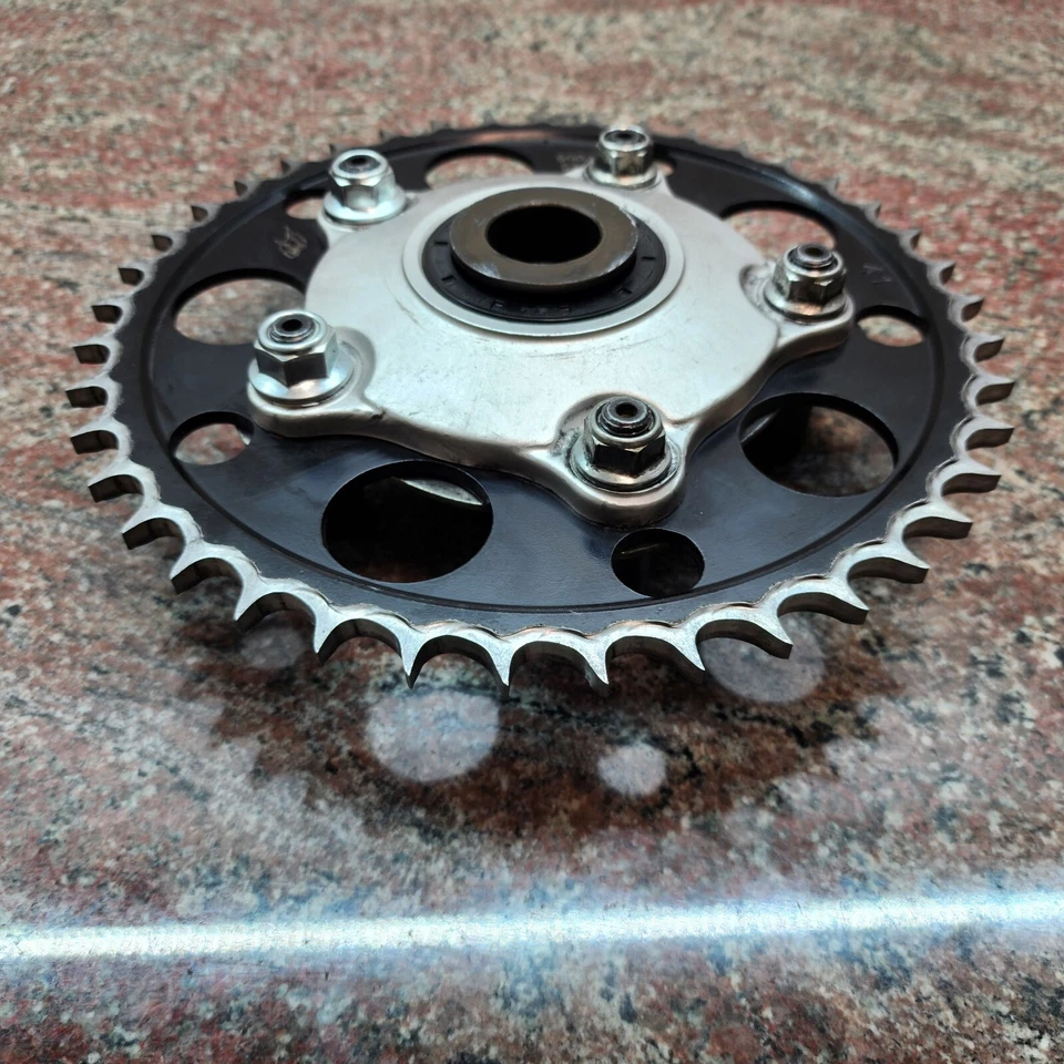 11-24 Aprilia Tuono RSV4 1100 cubo de roda traseira suporte de roda dentada com roda dentada fabricante de equipamento original - Imagem 4 de 4