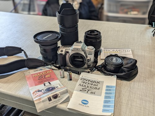 Minolta Dynax Maxxum STsi 404si analoge Spiegelreflexkamera 35 mm mit 4 Objektiven Promaster ansehen!