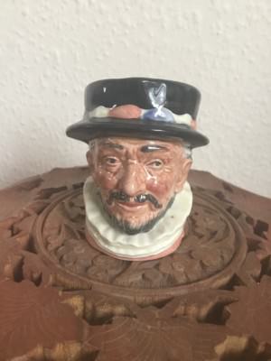 Royal Doulton kleine Figuren Kanne ''BEEFEATER'' D6233 Variante 3