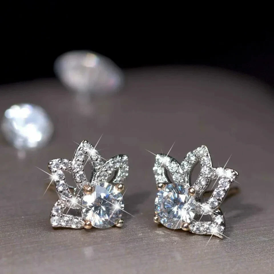 Aretes con media flor de diamantes de corte redondo creados en laboratorio acabado en oro blanco de 14K Foto 3 de 4