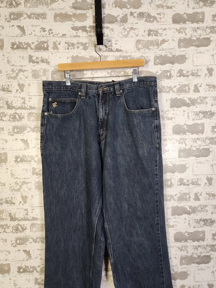 Pantalones de mezclilla bordados Rocawear Jeans para hombre 38x32 holgados pierna ancha lavado oscuro Foto 3 de 4