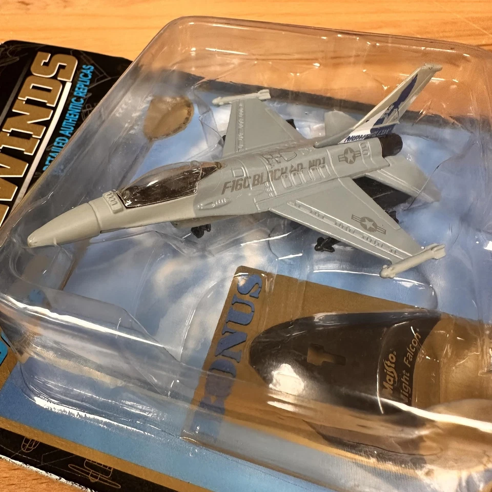 Avión fundido a presión Maisto Tailwinds F-16C Night Falcon serie IV de colección nuevo #15061 Foto 2 de 4