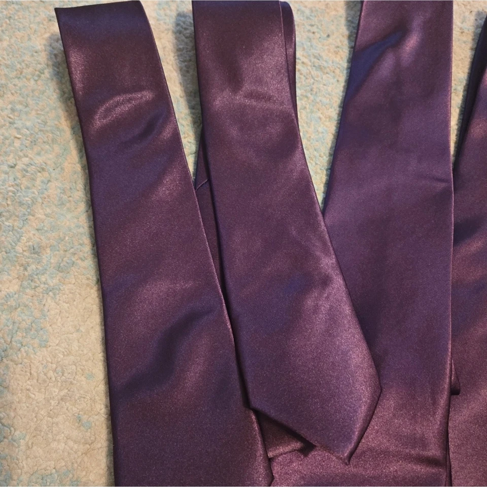 Paquete de corbata de satén púrpura para hombre Foto 3 de 4