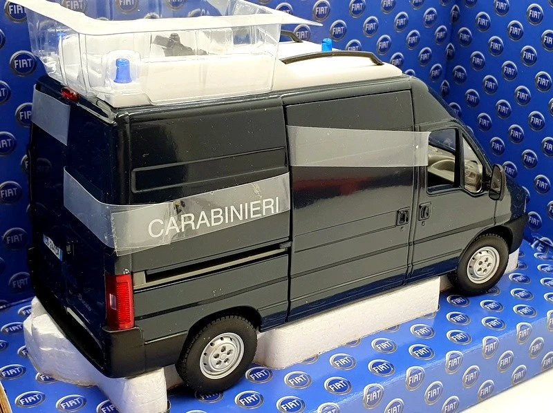 Norev escala 1/24 diecast 771074 - Fiat Ducato Carabinieri - azul oscuro Foto 2 de 4