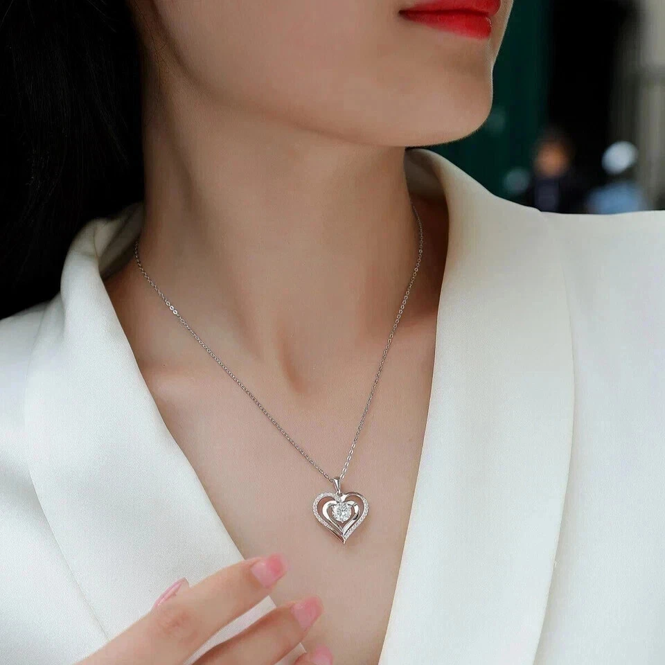 Colgante de moissanita de corte redondo de 1,50 quilates para mujer enchapado en oro blanco de 14 quilates Foto 3 de 4