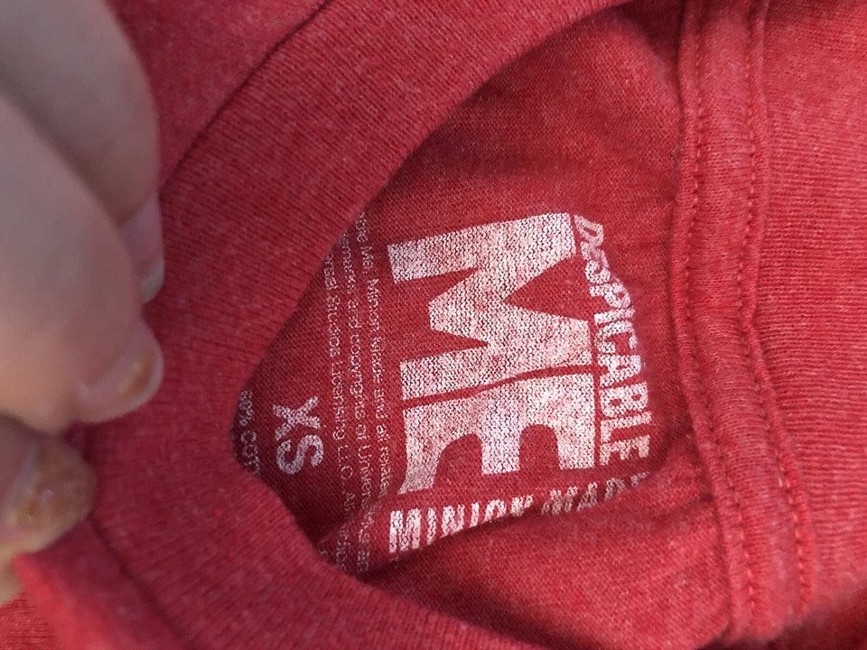 Camiseta Despicable Me Youth unissex Minions banana árvore de Natal vermelha XS - Imagem 2 de 3