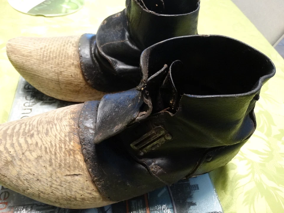 ancien sabots du 19ieme. porté par les marins ou paysans - Photo 2/4