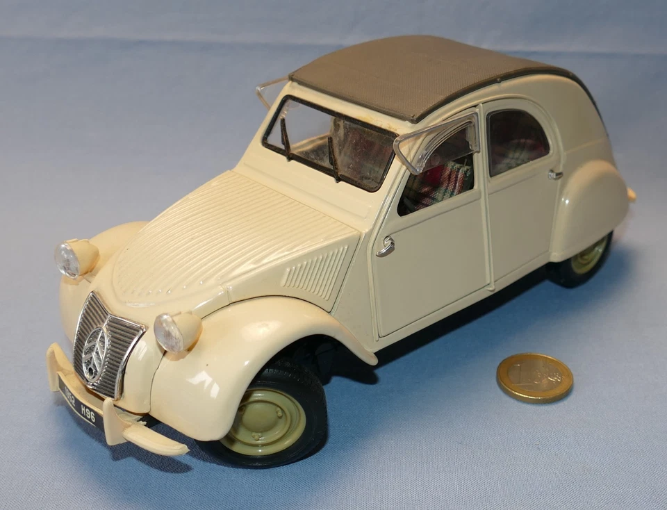 Maisto 1/18 : Citroën 2cv de 1952 (Toit fermé - Beige/Jaune - Sièges ecossais) - Photo 3/4