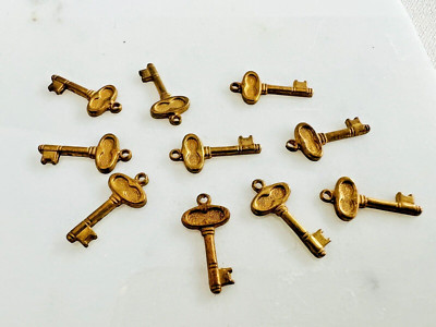 10 True Vintage kleine Schlüssel Charms Miniatur Anhänger Schmuck Teile 14mm Messing