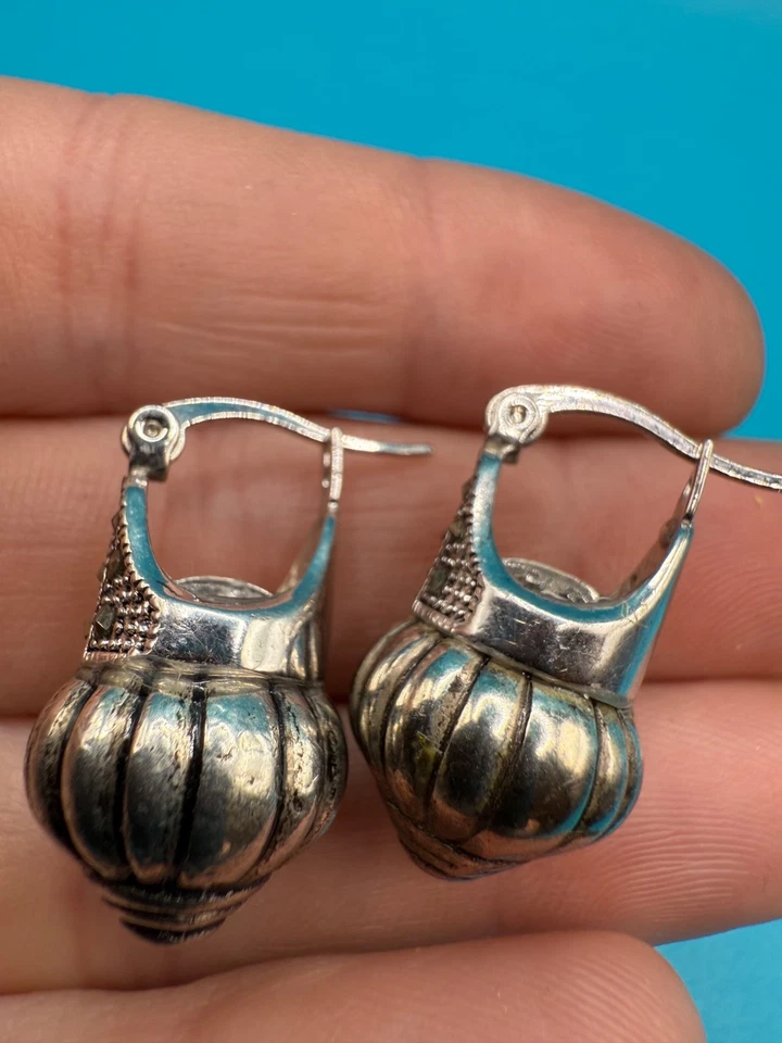 Pendientes vintage de marcasita perforados tono plata Foto 2 de 4