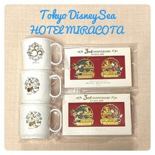 [Neuf et inutilisé] Lot de 2 boîtes et 3 tasses badge pin's Hotel MiraCosta...