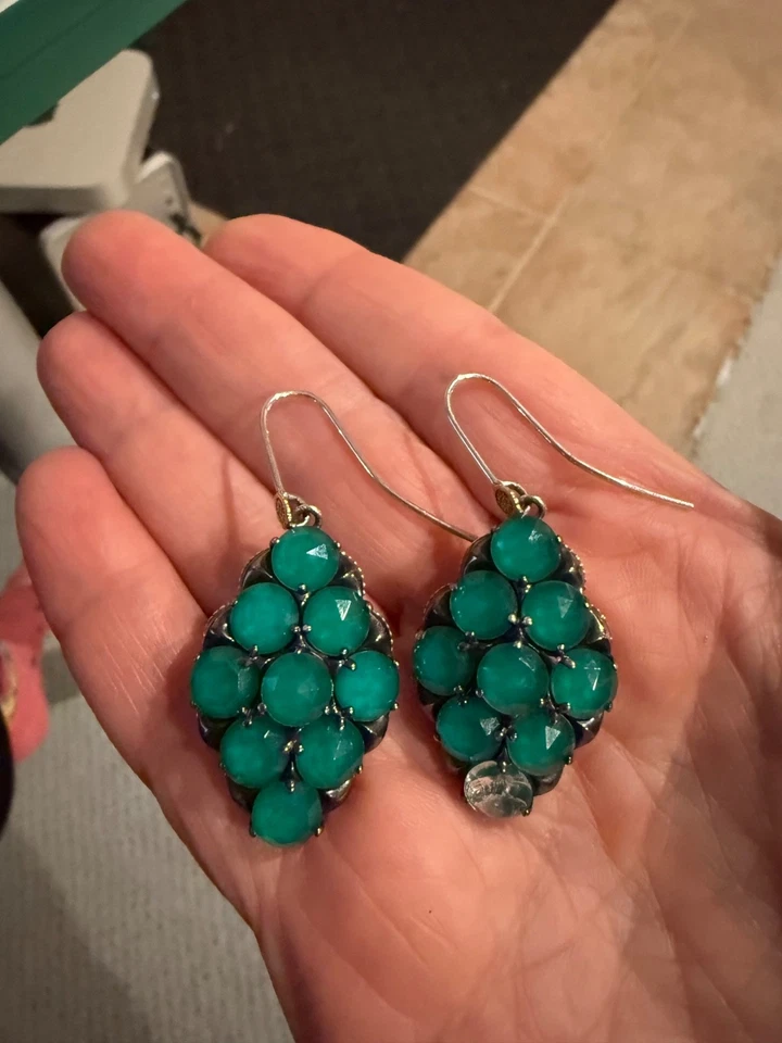 Pendientes perforados con cable de plata de ley de ónix verde Tacori de 18 k Foto 4 de 4