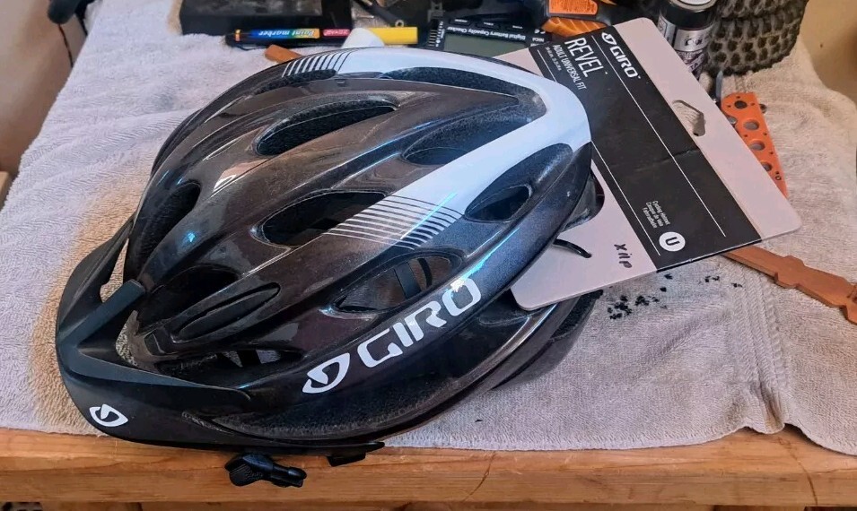 Casco de Bicicleta GIRO REVEVEL ADULTO AJUSTE UNIVERSAL Azul/GRIS NUEVO en tarjeta CON MANUAL