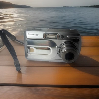Fujifilm FinePix A340 Digitalkamera Blitz 4,0 MP 3x optischer Zoom Silber - Bild 1 von 4