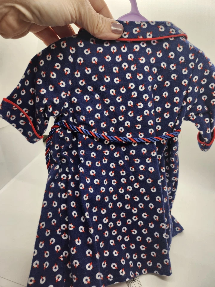 American Girl Molly’s Robe Muñeca Coleccionable Ropa Retirada Viene con Percha.  Foto 3 de 3