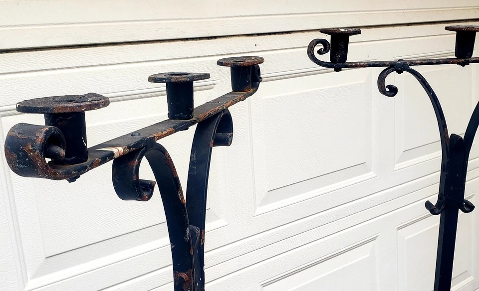 ANTIGUO PAR DE CANDELABROS GÓTICOS DE HIERRO FORJADO CANDELABROS DE PISO 66" DE ALTO 3 NIVELES Foto 4 de 4