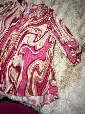 Dear Scarlett Women's Knit V-Neck 3/4 Sleeve Tunic Top in Pink Marble Print