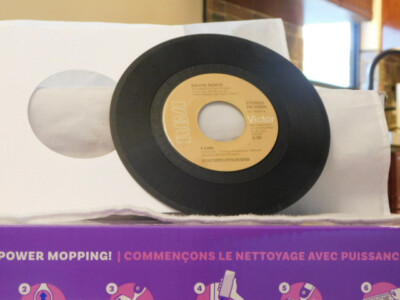 DAVID BOWIE FAME / RIGHT 45 RPM RECORD 054