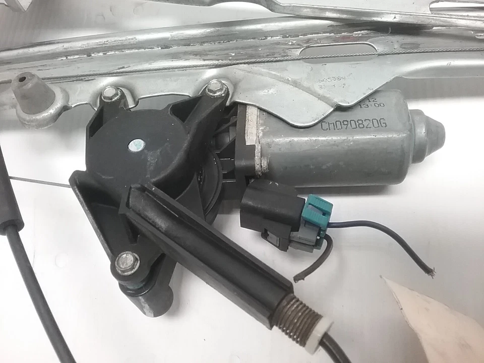 1995-1999 GMC Yukon Left Front Window Regulator With Motor CM090820G - Image 4 of 4