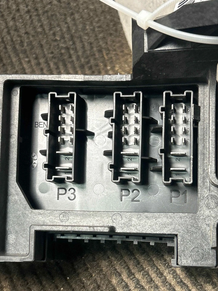 Fits 2008-2009 Mercedes ML350 Engine Fuse Box OEM:1645403072 - Image 2 of 4