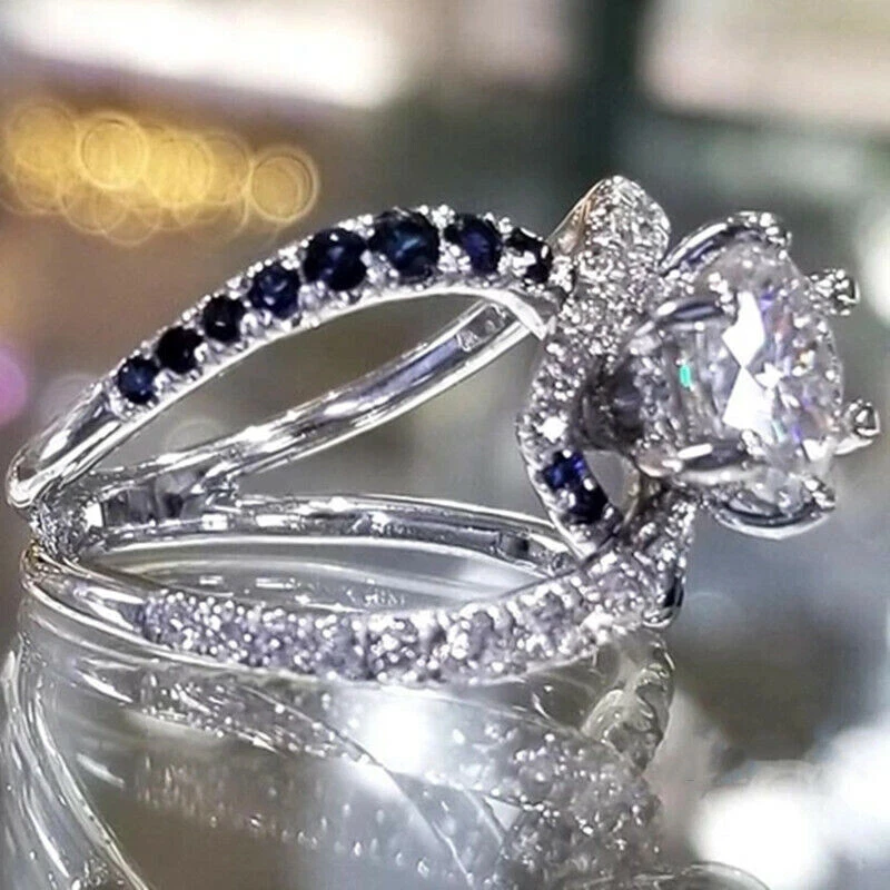 Anillo de compromiso de aniversario para mujer de oro blanco de 14 quilates con diamantes simulados de más de 2,2 quilates Foto 2 de 3