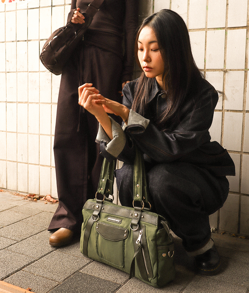 ショルダーバッグ・ポシェット ^IUGAMAKARAS^ Studded Nylon Shoulder Bag Khaki IUG24B12KK IUGAMAKARASIUGA] IUGA Studded Nylon Shoulder Bag (Khaki