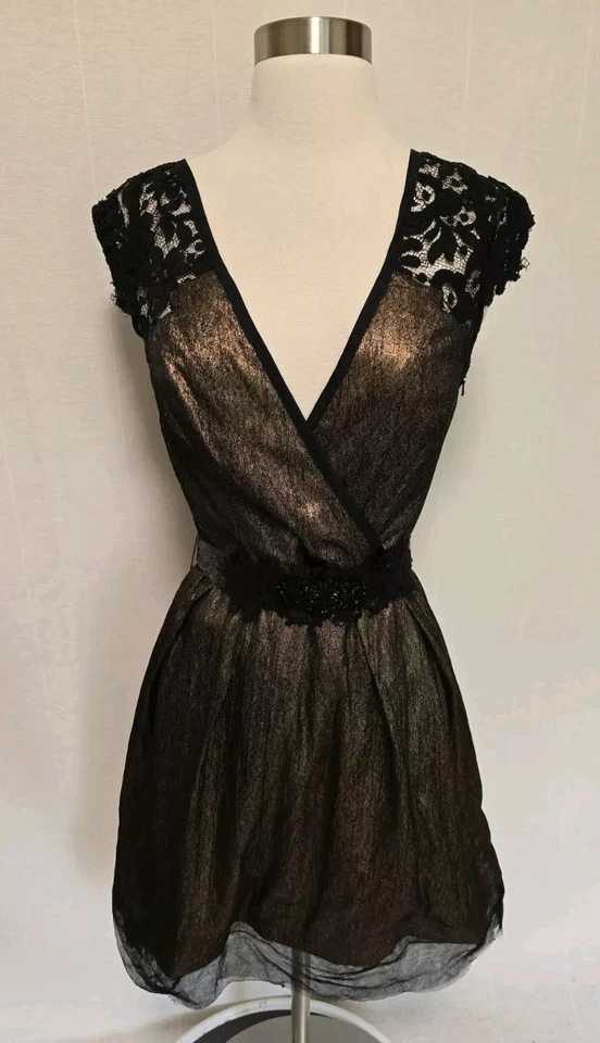 Vestido Vera Wang Etiqueta Lavanda Talla 6 Dorado Metálico con Encaje Negro Foto 2 de 4