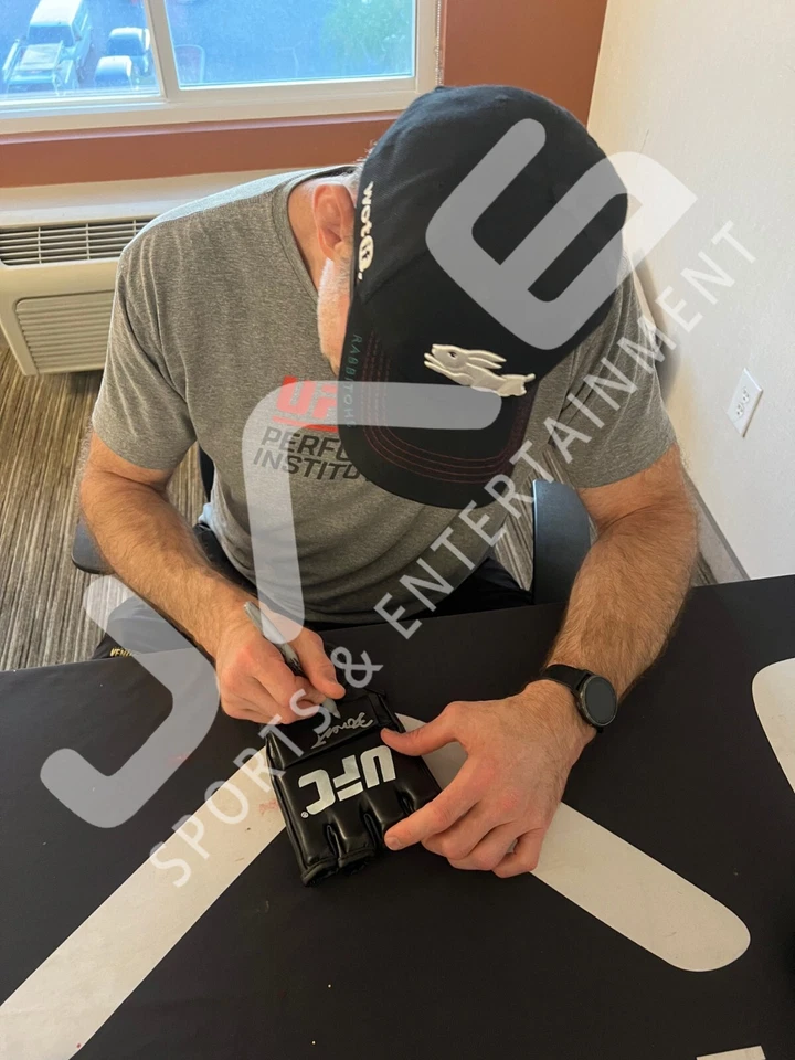 Guante firmado con inscripción Forrest Griffin UFC CERTIFICADO DE AUTENTICIDAD JSA Foto 2 de 2