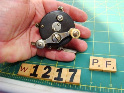 W1217 PF  ANTIQUE HENDRYX  RAISED PILLAR FISHING REEL