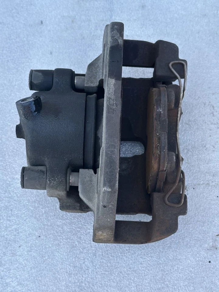 Jaguar XK8 2003 pinza de freno delantera izquierda del lado del conductor Foto 2 de 4