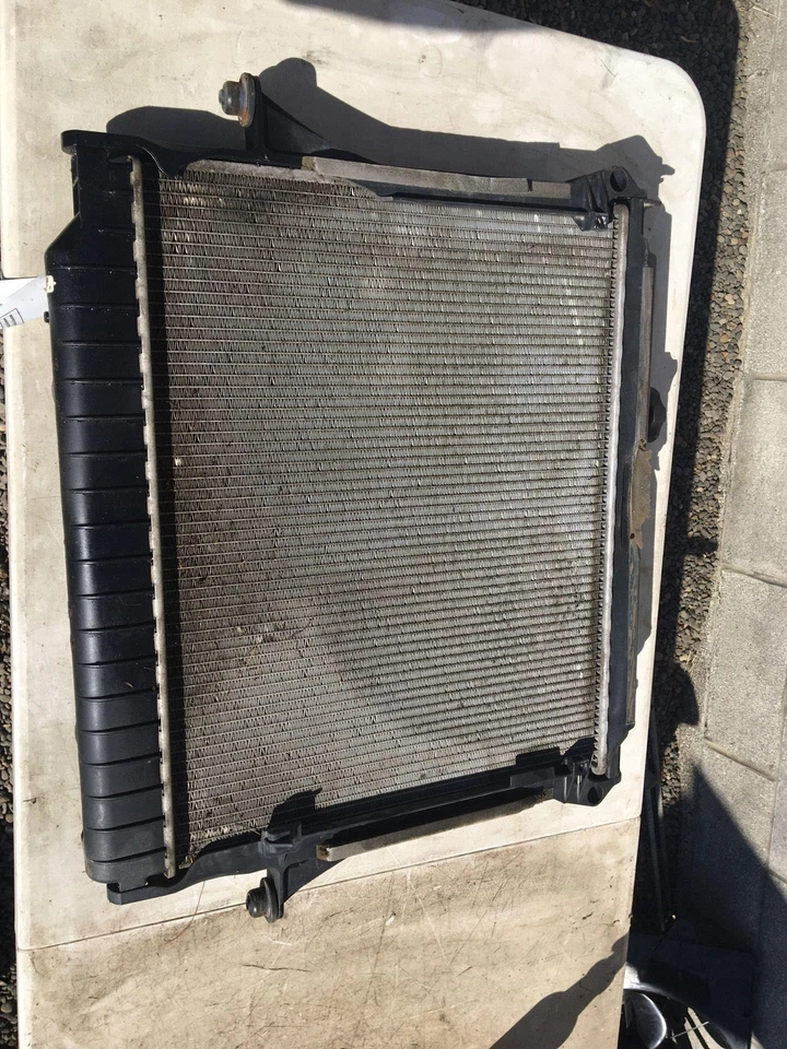 Radiator CHEVY COLORADO 04 05 06 07 08 09 10 11 12 - Image 2 of 2