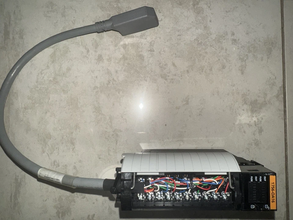 ALLEN BRADLEY 1756-OA16 /1492-CONCAB005X PLC MODULE - Image 2 of 4