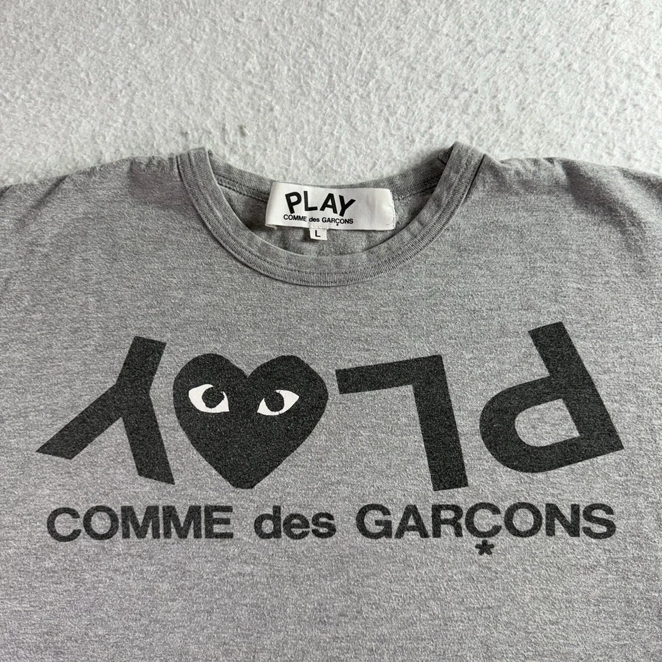Camiseta Comme des Garcons PLAY Play Texto Invertido Talla L Gris Foto 2 de 4