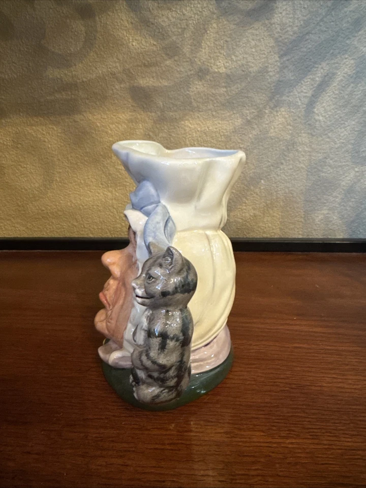 Vintage Royal Doulton 1989 The Cook And Cheshire Cat D 6842 Toby Mug 7.5” C01 - Image 2 of 4