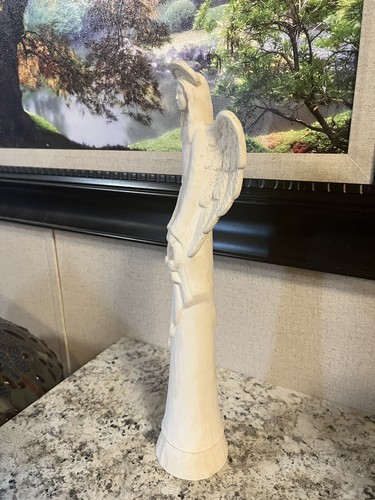 17” Porcelain Snow Angel Holding Wreath - Picture 4 of 16