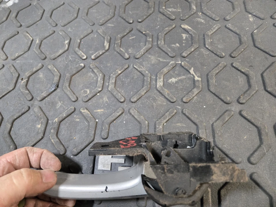 Toyota FJ Cruiser 2007-2013 manija interior puerta delantera derecha plateada  Foto 4 de 4