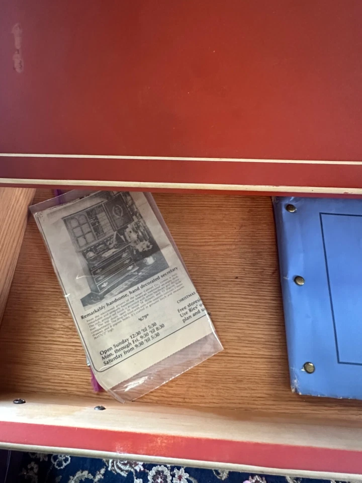 Escritorio de secretaria Jasper Cabinet Co. lacado rojo madera de cerezo, alrededor de los años 70 Foto 4 de 4