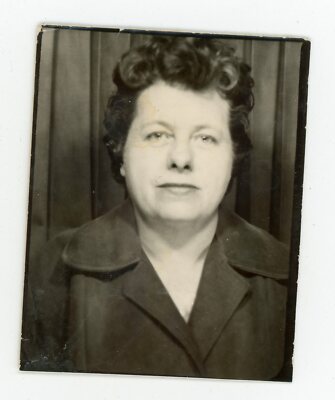 PHOTO ID PHOTOBOOTH PHOTOBOOTH, a woman folded smile curtain