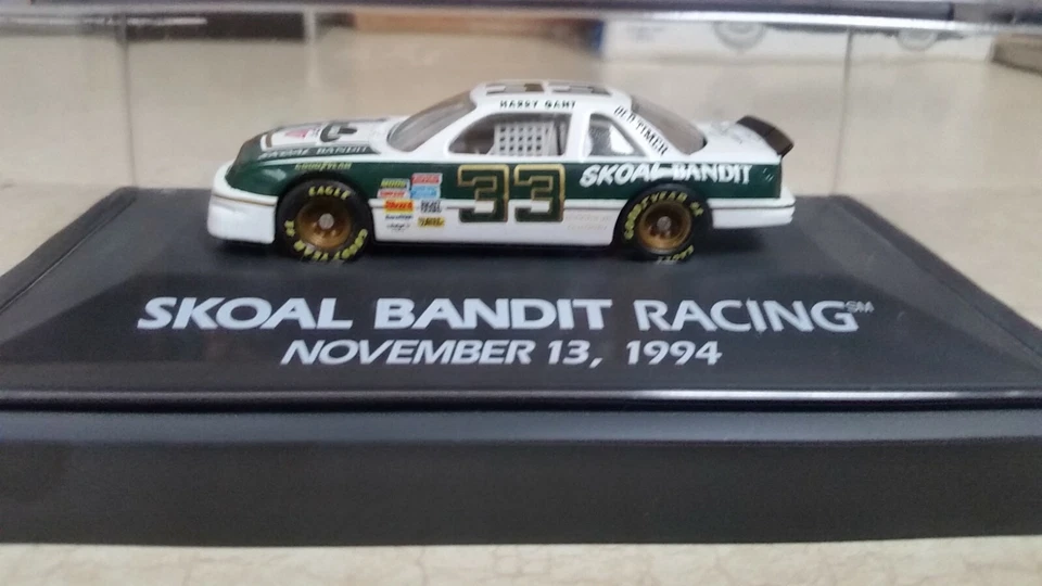 HARRY GANT SKOAL BANDIT RACING 1:64 DIE CAST ADULT COLLECTIBLE IN PLASTIC CASE - Image 2 of 4