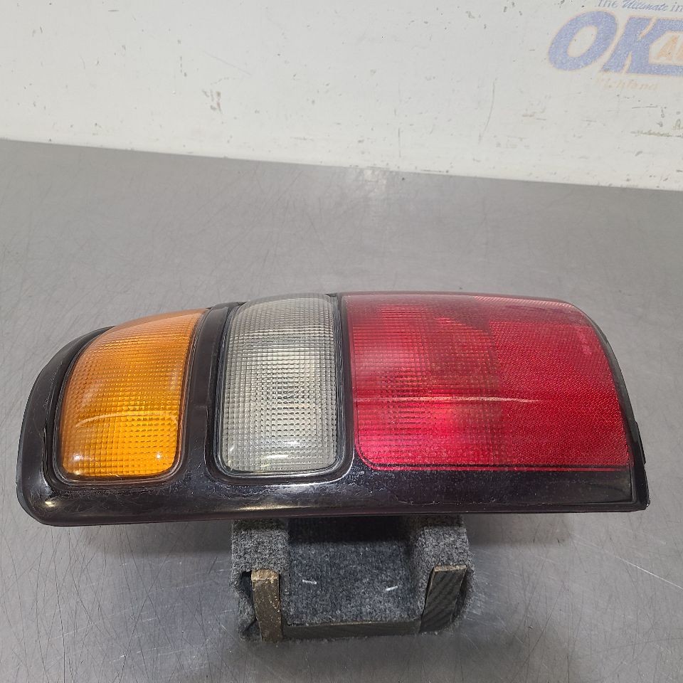 05 2005 GMC YUKON TAIL LIGHT LAMP RIGHT PASSENGER